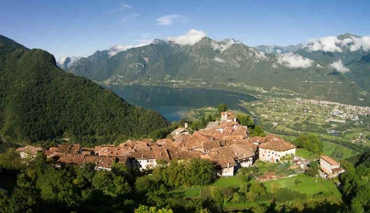 Borgo di Bondone sul lago d'Idro